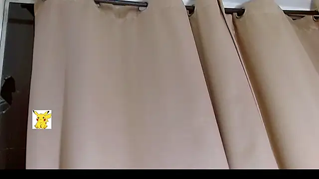 Snapshot of honey_skin chatting on February 5, 4:27 am honey skin online show from February 5, 4:27 am