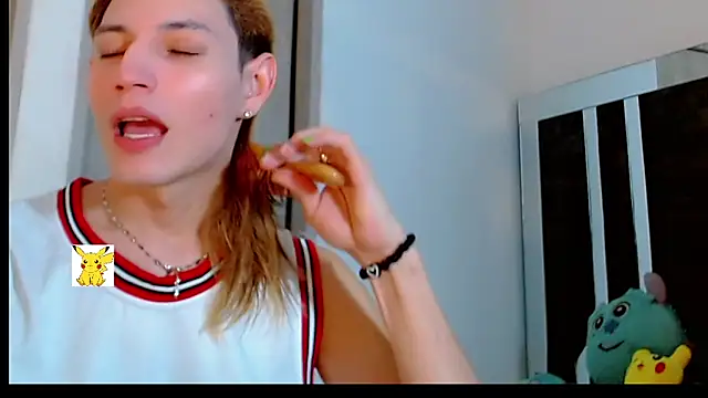 Snapshot of honey_skin chatting on February 18, 9:31 pm honey skin online show from February 18, 9:31 pm