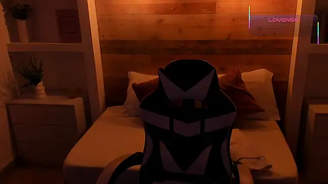 candy summer28 online show from December 1, 7:30 pm