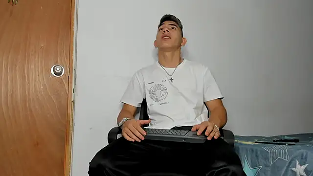 andrew rose  online show from December 20, 4:25 pm