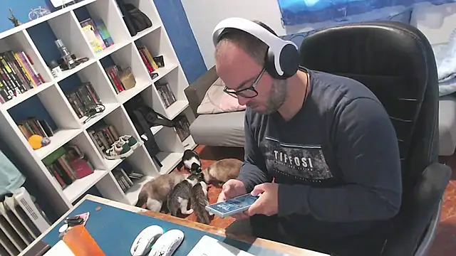 ravingr4d4 online show from November 11, 9:20 am