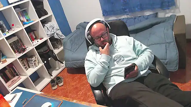 ravingr4d4 online show from April 15, 10:10 pm