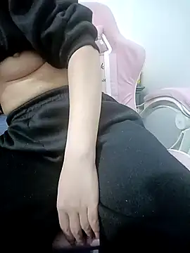 Snapshot of SweetGirl2k2 chatting on January 3, 2:19 pm SweetGirl2k2 online show from January 3, 2:19 pm