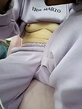 Snapshot of SweetGirl2k2 chatting on January 4, 11:06 pm SweetGirl2k2 online show from January 4, 11:06 pm