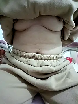 Snapshot of SweetGirl2k2 chatting on February 18, 8:58 pm SweetGirl2k2 online show from February 18, 8:58 pm