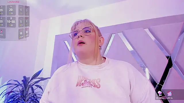 Snapshot of sophiarossee_ chatting on February 13, 1:29 pm sophiarossee online show from February 13, 1:29 pm