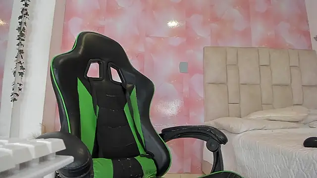 emily lean  online show from February 3, 10:15 pm