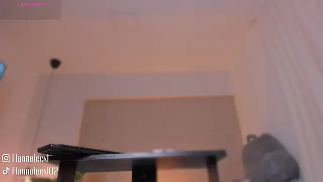 Snapshot of hanna_lee02 chatting on February 24, 12:14 pm hanna lee02 online show from February 24, 12:14 pm