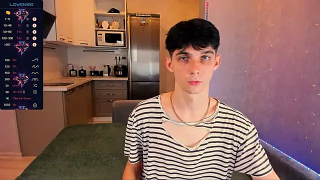 Snapshot of Aaron_Boom chatting on September 22, 12:23 am Aaron Boom online show from September 22, 12:23 am