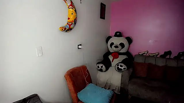 Snapshot of SweetKim21 chatting on February 13, 3:18 am SweetKim21 online show from February 13, 3:18 am