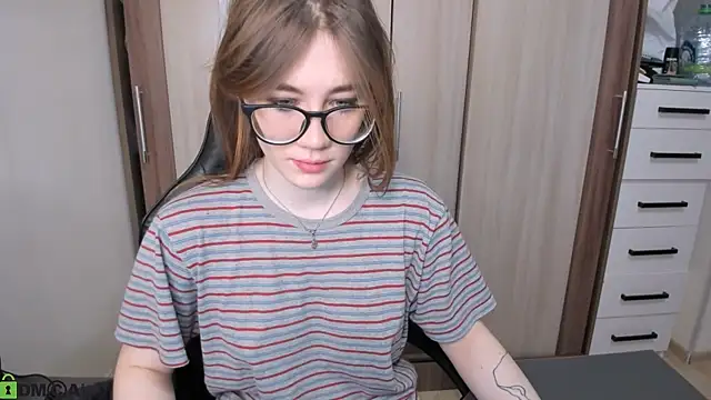 Snapshot of PureHeartt_ chatting on December 17, 8:34 am PureHeartt online show from December 17, 8:34 am