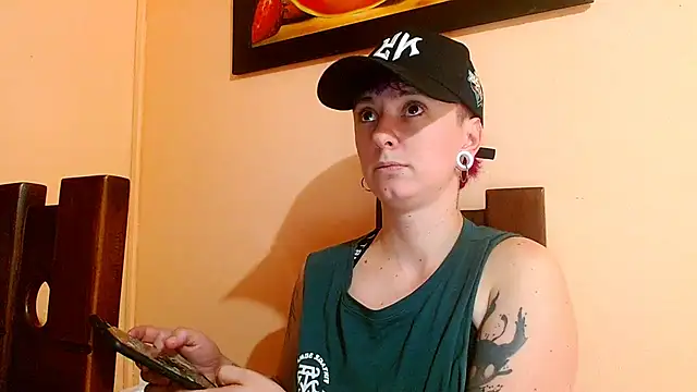 Snapshot of tomboyblue chatting on June 18, 10:47 pm tomboyblue online show from June 18, 10:47 pm