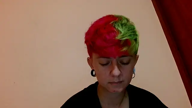 Snapshot of tomboyblue chatting on July 28, 3:35 am tomboyblue online show from July 28, 3:35 am