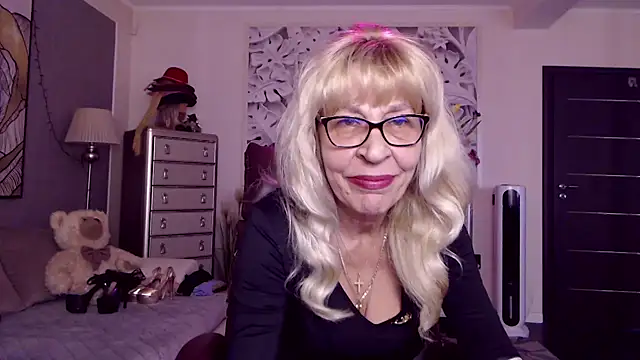 Snapshot of HornyMilf_555 chatting on September 23, 1:03 pm HornyMilf 555 online show from September 23, 1:03 pm