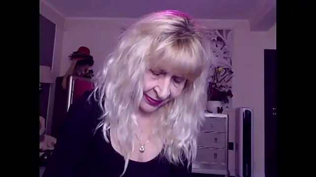 Snapshot of HornyMilf_555 chatting on October 15, 1:00 pm HornyMilf 555 online show from October 15, 1:00 pm