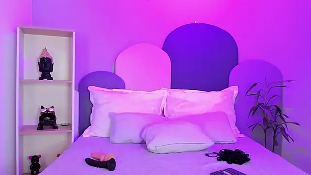 Snapshot of SophieGomez22 chatting on February 5, 11:37 am SophieGomez22 online show from February 5, 11:37 am