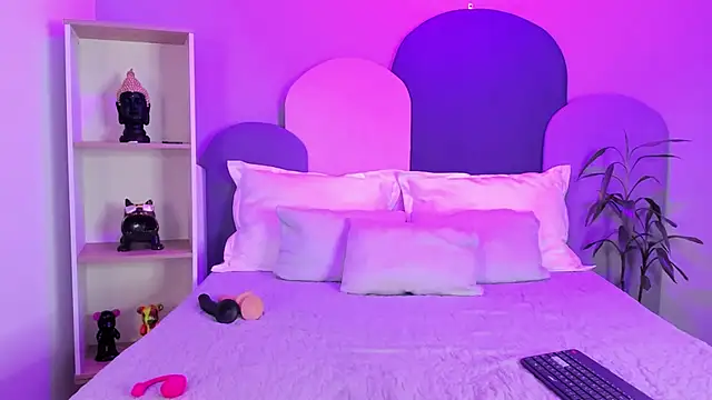 Snapshot of SophieGomez22 chatting on February 7, 11:14 am SophieGomez22 online show from February 7, 11:14 am