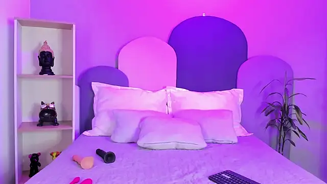 Snapshot of SophieGomez22 chatting on February 9, 11:25 am SophieGomez22 online show from February 9, 11:25 am