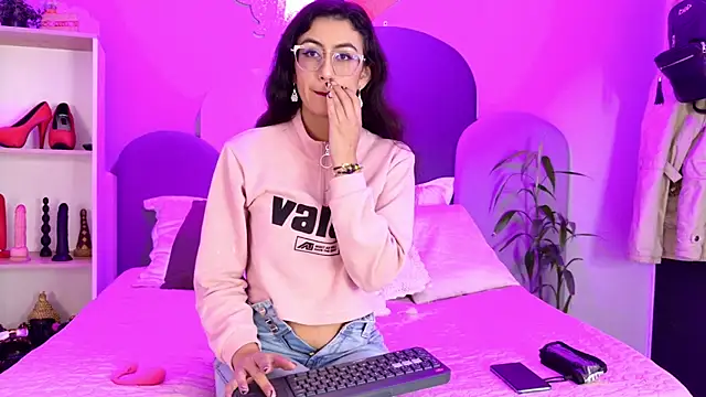 SophieGomez22 online show from April 18, 11:14 am