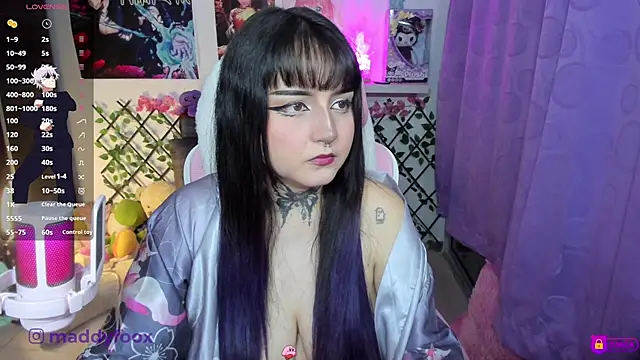 MaddyFooxx online show from April 18, 11:49 pm