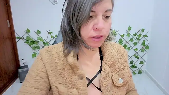 Lady breaks hearts online show from February 7, 9:57 am