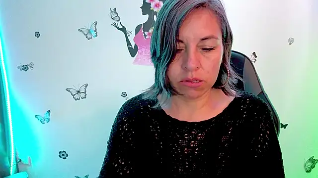 Lady breaks hearts online show from April 7, 1:00 pm