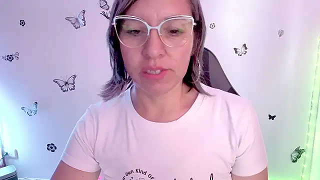 Lady breaks hearts online show from April 10, 6:12 pm