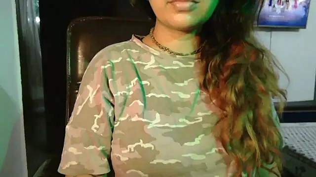 Snapshot of urvashihott chatting on September 11, 9:09 am urvashihott online show from September 11, 9:09 am