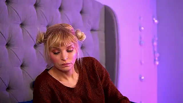 Snapshot of BritneyHudson chatting on February 23, 9:17 am BritneyHudson online show from February 23, 9:17 am