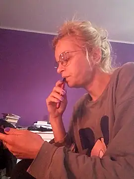 Snapshot of BritneyHudson chatting on March 1, 6:48 am BritneyHudson online show from March 1, 6:48 am