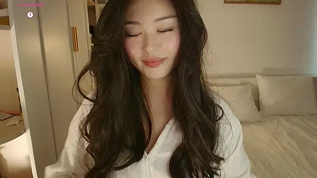 Snapshot of tenderlybaee chatting on October 17, 4:15 am tenderlybaee online show from October 17, 4:15 am