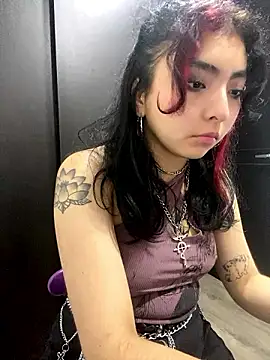 Snapshot of _Gothiccbitch_ chatting on December 6, 7:10 am  Gothiccbitch  online show from December 6, 7:10 am