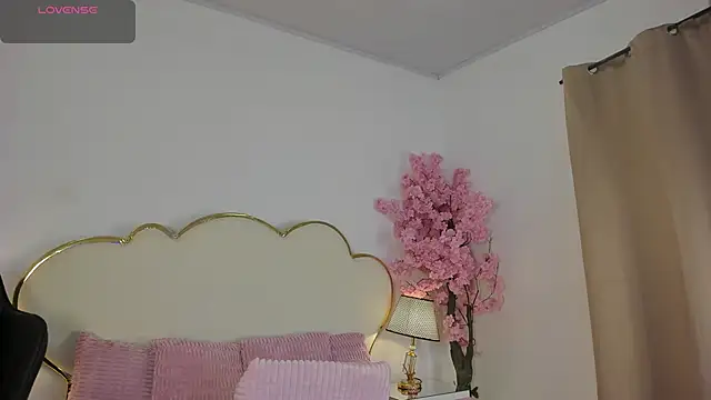 Snapshot of CahitlinBell chatting on June 21, 3:09 am CahitlinBell online show from June 21, 3:09 am