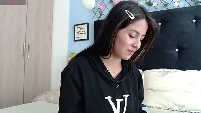 Snapshot of evatits_1 chatting on February 10, 2:10 pm evatits 1 online show from February 10, 2:10 pm