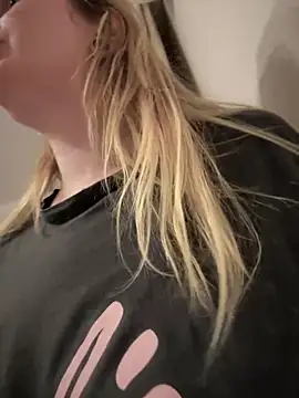 Snapshot of Teya_moon_ chatting on March 19, 10:09 pm Teya moon  online show from March 19, 10:09 pm