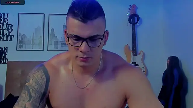 Snapshot of seancarreraa chatting on October 7, 3:25 am seancarreraa online show from October 7, 3:25 am