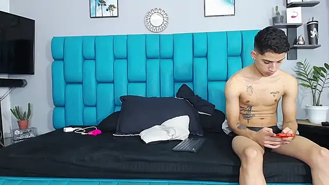 Leon hot X online show from February 1, 9:08 pm