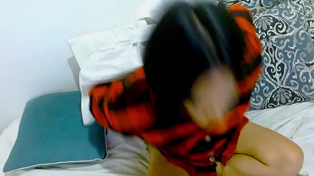 Snapshot of samanta_r_ chatting on December 18, 2:32 am samanta r  online show from December 18, 2:32 am