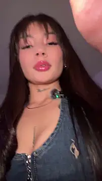Snapshot of Roxanne_08 chatting on May 2, 11:10 pm Roxanne 08 online show from May 2, 11:10 pm