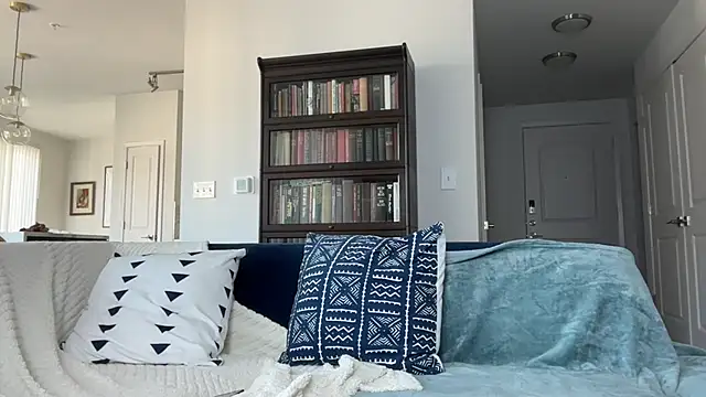 YUMIandbigWOLF online show from February 2, 6:20 pm