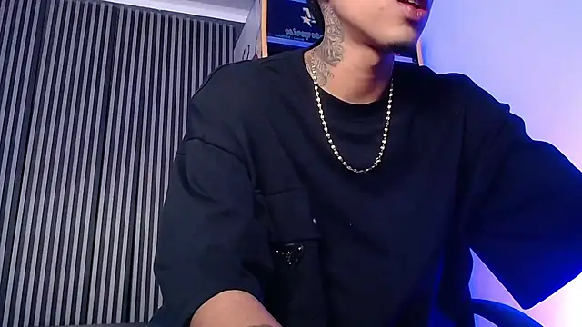 Snapshot of Liam_lee chatting on March 2, 1:27 pm Liam lee online show from March 2, 1:27 pm