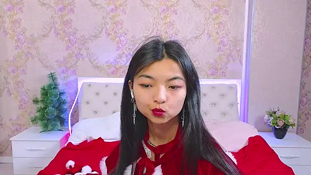 Snapshot of Shy_Kira chatting on December 13, 1:44 pm Shy Kira online show from December 13, 1:44 pm