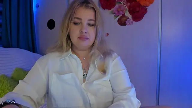 CoraSwon online show from October 4, 7:34 pm