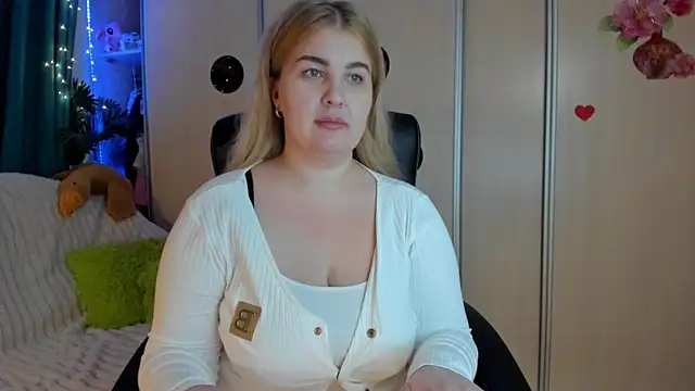 CoraSwon online show from February 28, 3:24 pm