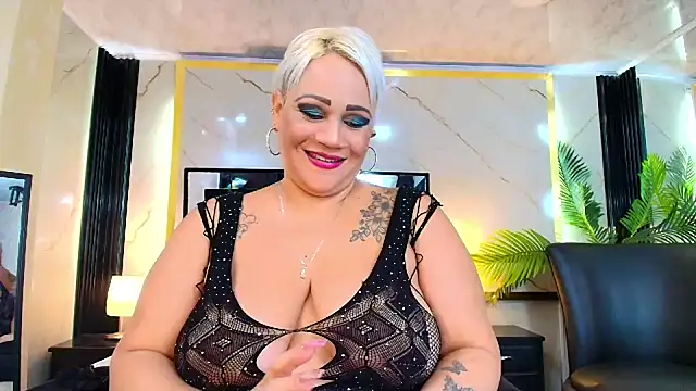 Snapshot of GianellaCox_ chatting on January 22, 5:28 pm GianellaCox online show from January 22, 5:28 pm