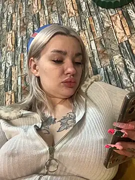 Snapshot of Sextazy chatting on January 17, 11:48 am Sextazy online show from January 17, 11:48 am