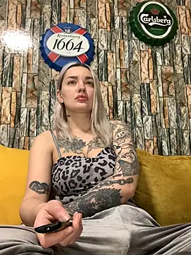 Snapshot of Sextazy chatting on February 20, 3:23 pm Sextazy online show from February 20, 3:23 pm