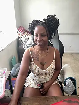 Snapshot of LeyaHoneybuns chatting on April 8, 4:07 pm LeyaHoneybuns online show from April 8, 4:07 pm