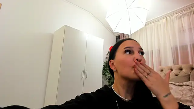Snapshot of OliviaRimes chatting on February 20, 6:50 am OliviaRimes online show from February 20, 6:50 am