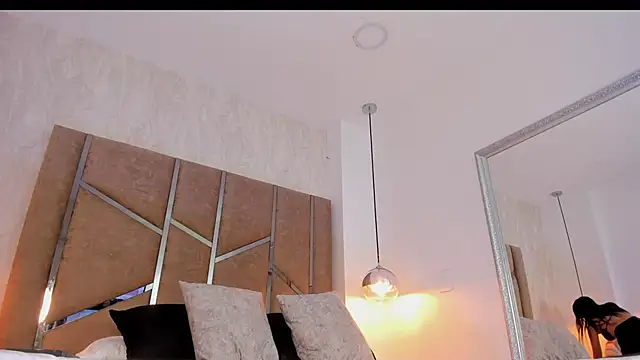 Martinaa Jones  online show from December 17, 12:00 pm